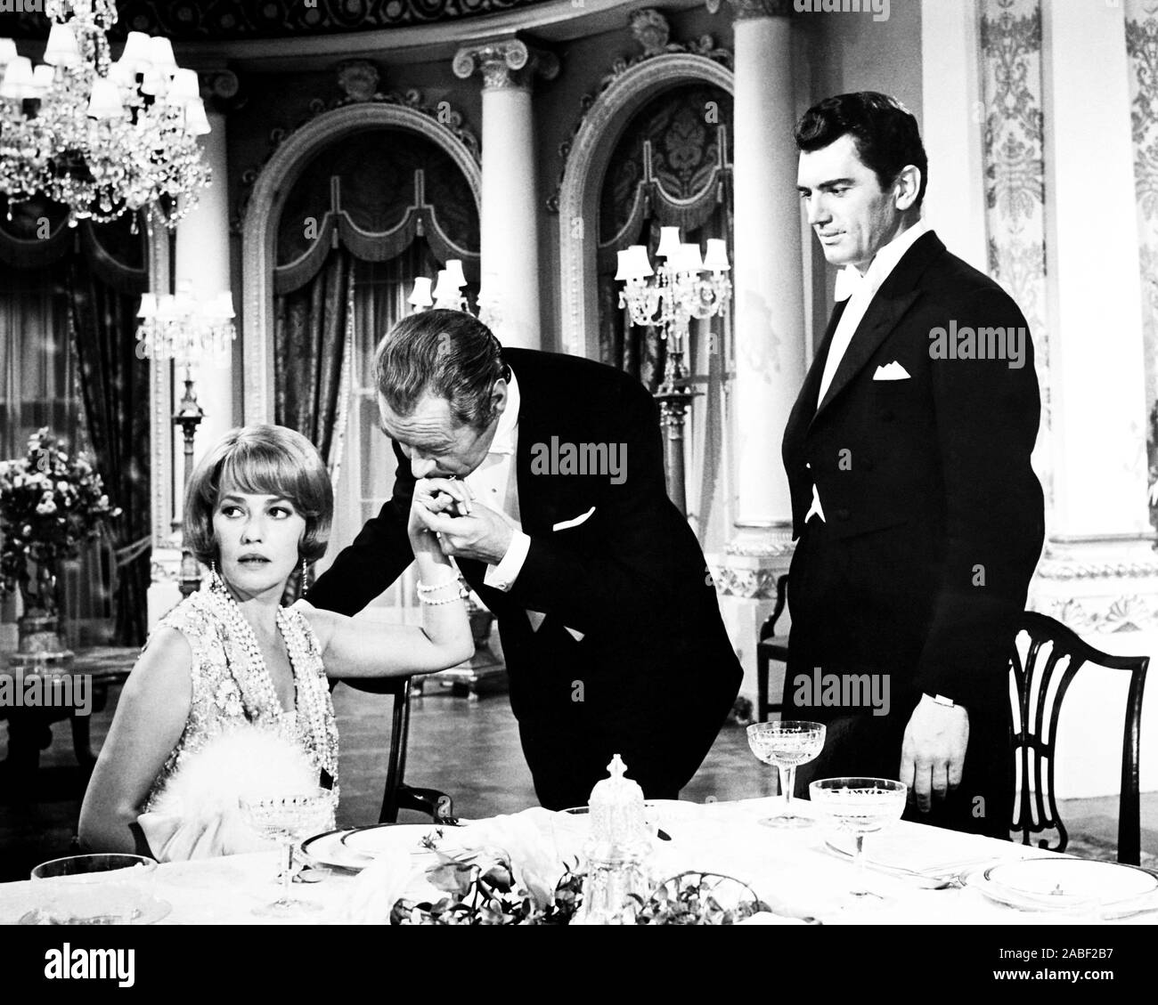 Le YELLOW ROLLS-ROYCE, de gauche, Jeanne Moreau, Rex Harrison, Edmund Purdom, 1964 Banque D'Images