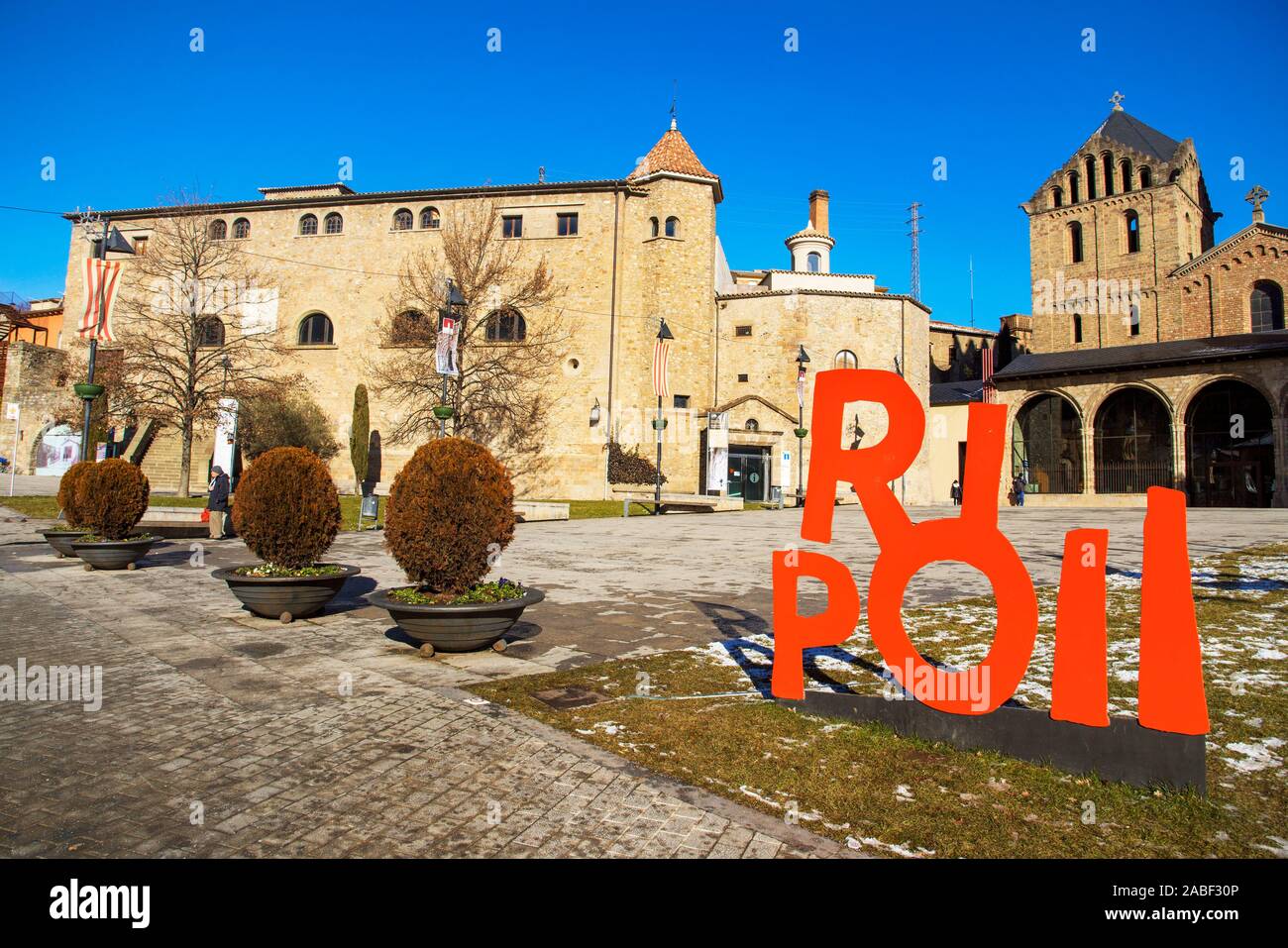 RIPOLL, ESPAGNE - 28 décembre 2017 : une vue de la place, avec le Monestir Sant Pere église sur la gauche et le monastère de Santa Maria de Ripoll, un Banque D'Images