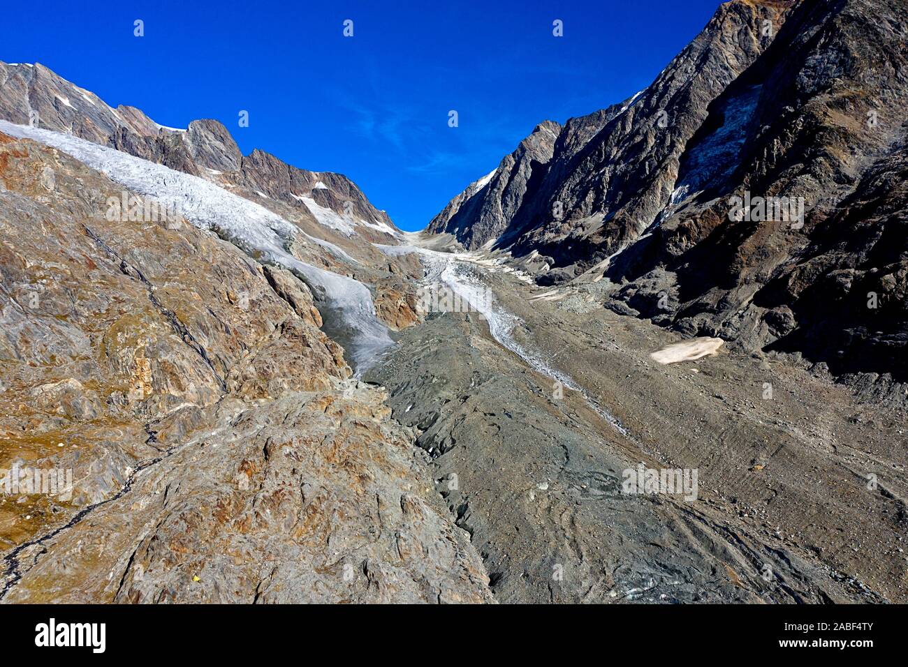 Glacier Langgletscher éboulis-couverts pour atteindre le col de montagne Lötschenlücke, glacier Anungletscher à gauche, Lötschental, Valais, Suisse Banque D'Images