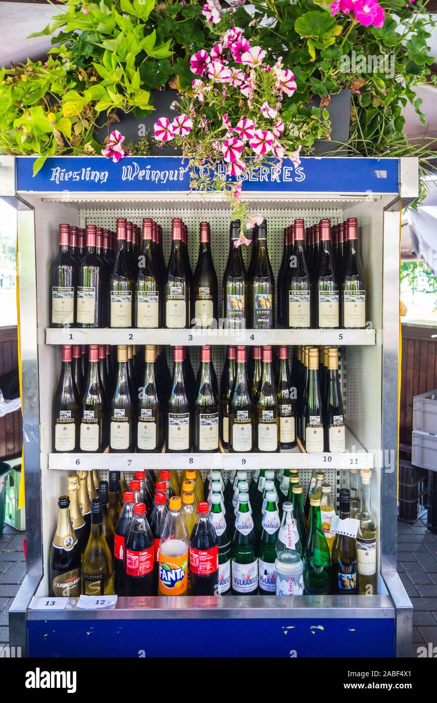 Bouteilles de vin Riesling par C.H. En Provence dans un cabinet à la rue chiller Wine Festival, Ürzig, Moselle, Rheinland-Pfalz, Allemagne Banque D'Images