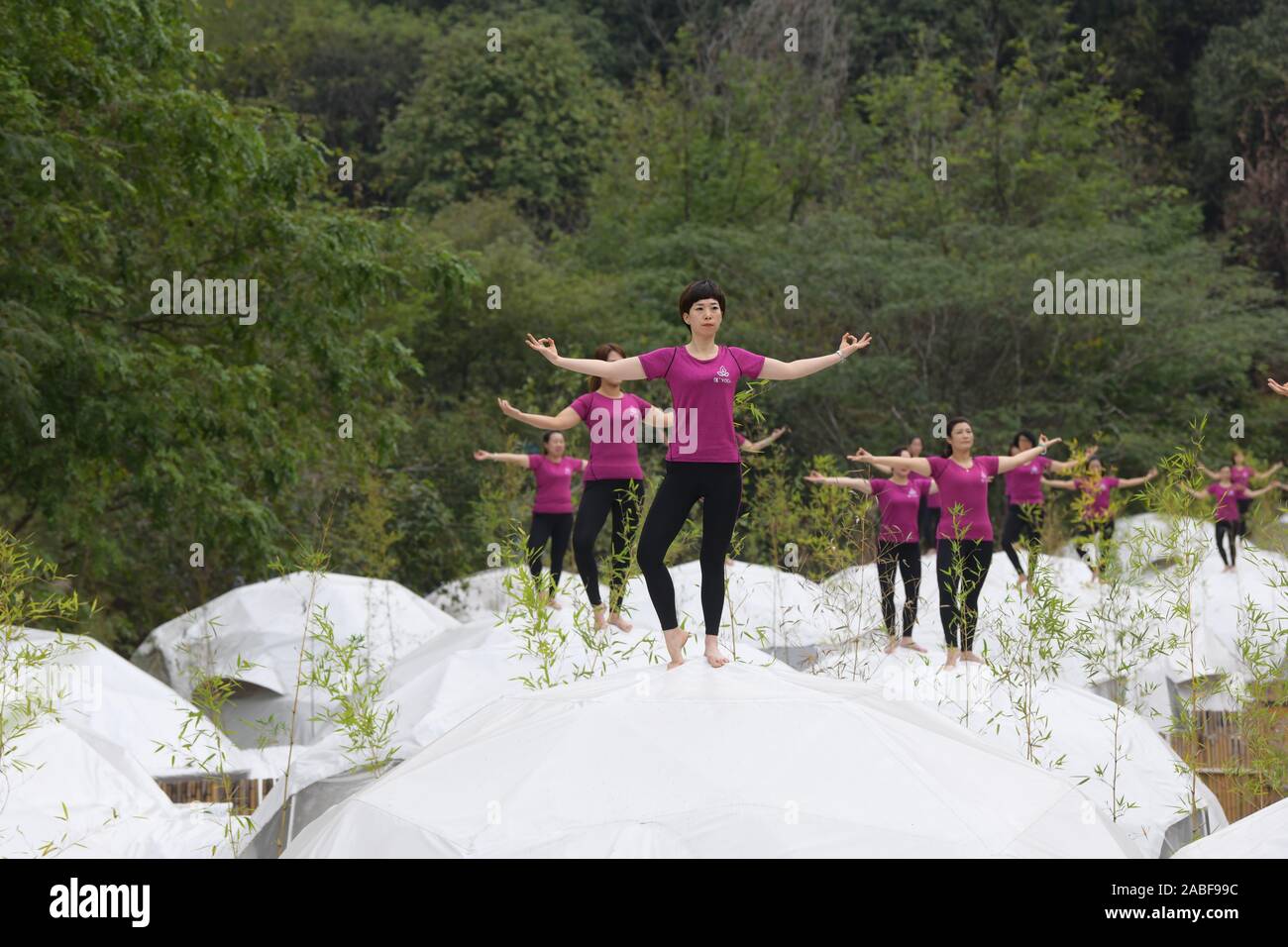 Un groupe d'amateurs de yoga Yoga pratique en haut de la tente, afin de promouvoir l'idée de retourner à la nature en ville, comté de Xiushui, 100 Banque D'Images