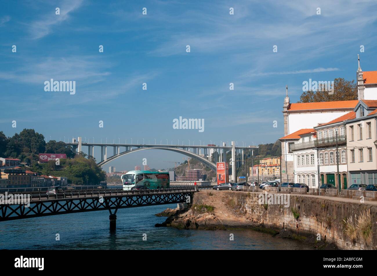 Ponte da Arrábida (Arrábida Bridge) est un pont à arches de béton armé, qui comporte six voies de circulation sur le fleuve Douro, entre Porto un Banque D'Images