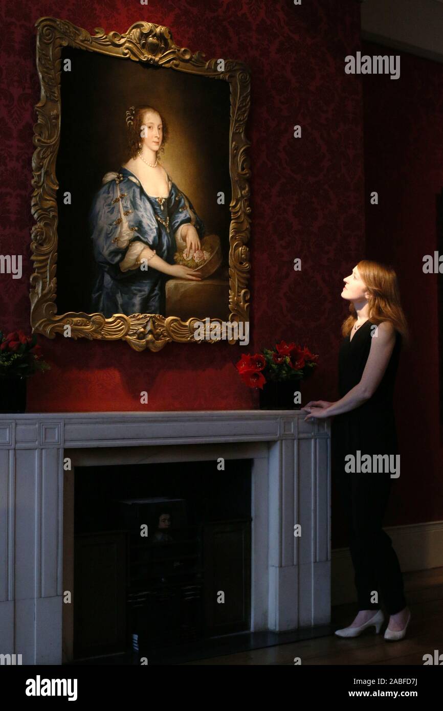 Directeur de galerie Florence Evans ressemble au Sir Anthony Van Dyck (portrait de Marie coiffure pendant une photo appel à Londres la semaine de l'Art à la galerie Weiss à St James' à Londres. Banque D'Images