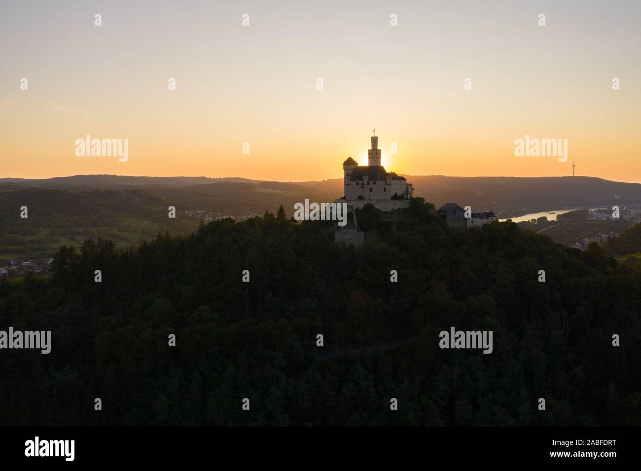 Vue aérienne de l'Marxburg château sur le Rhin au coucher du soleil. Été en Allemagne Banque D'Images