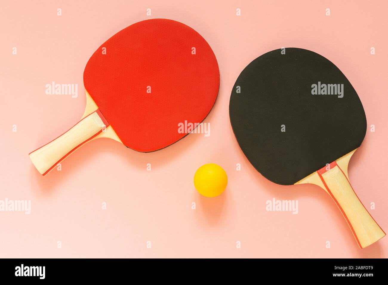 Noir et rouge tennis raquettes de ping-pong et boules orange isolé sur un  fond rose, les équipements de sport pour tennis de table Photo Stock - Alamy