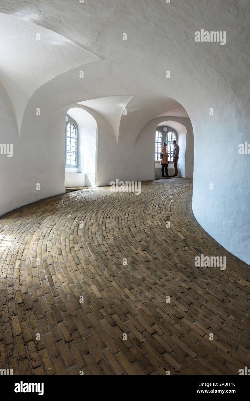 Tour Ronde Copenhague, voir des jeunes gens debout dans l'escalier rampe hélicoïdale équestres ou à l'intérieur de la Rundetaarn, dans le centre de Copenhague, Danemark Banque D'Images