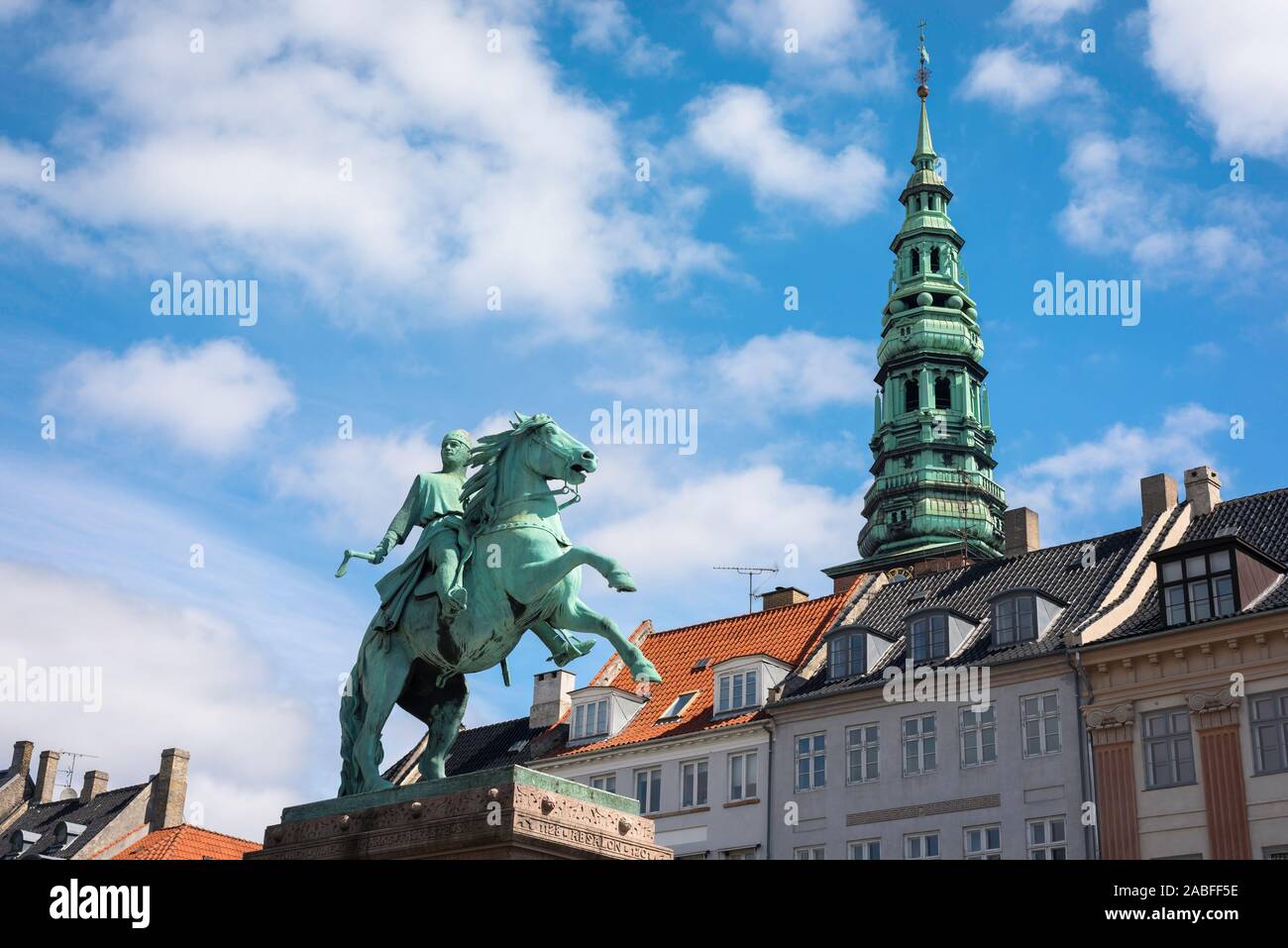 Højbro Plads, vue de la statue de l'évêque Absalon dans Højbro Plads, une place dans le centre-ville de Copenhague, avec Nikolaj church tower au loin. Banque D'Images