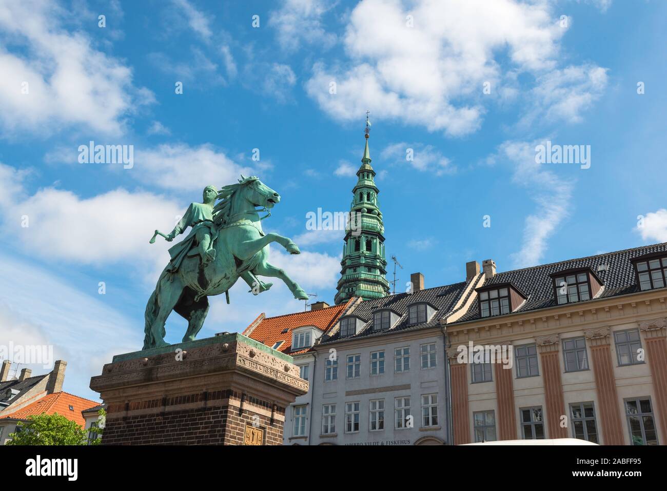 Danemark Copenhague, vue de la statue équestre de l'évêque Absalon dans Højbro Plads, une place populaire dans le centre de Copenhague, au Danemark. Banque D'Images