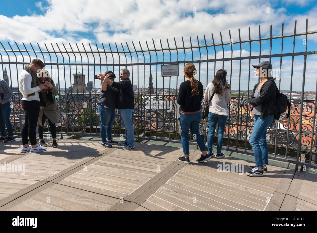 Tourisme de Copenhague, vue de touristes sur la plate-forme d'observation sur le toit de la Rundetaarn (tour ronde), dans le centre de Copenhague, Danemark. Banque D'Images