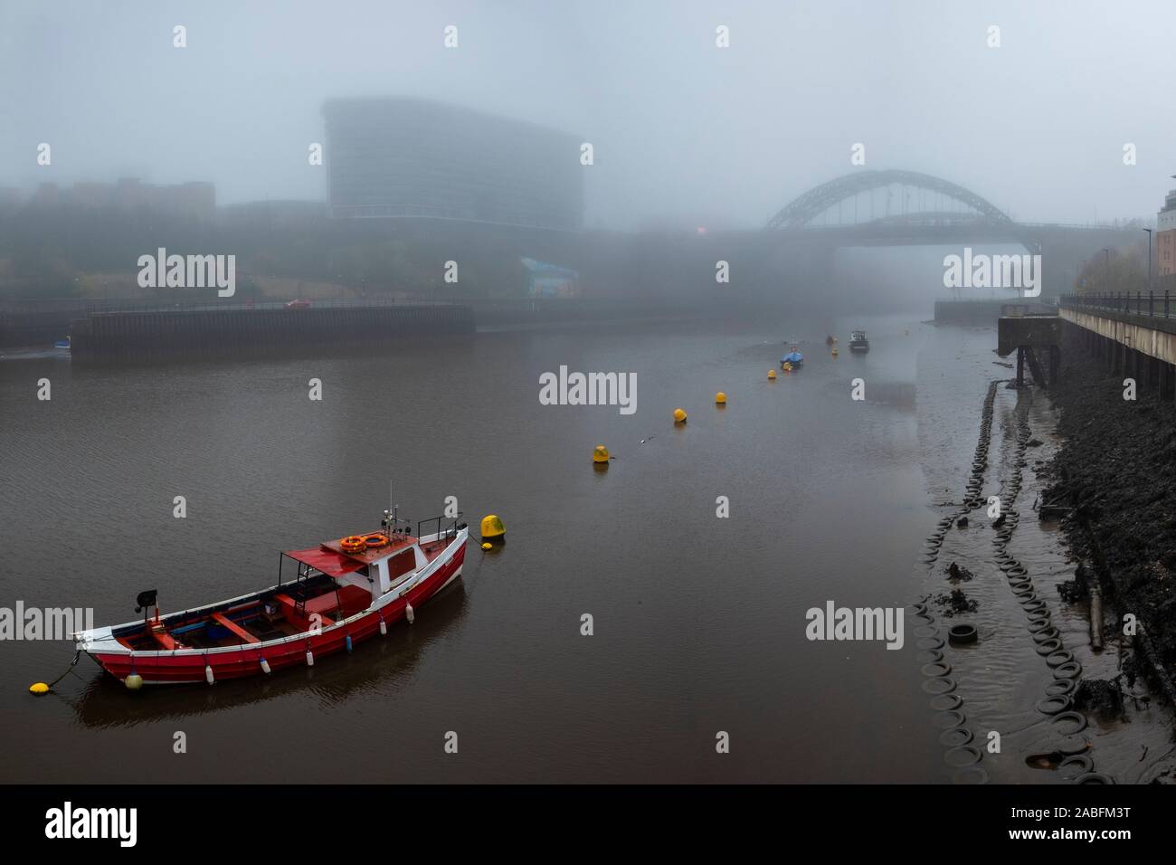 Sunderland, Royaume-Uni, 27 novembre 2019., brouillard enshrouded Sunderland dans le nord-est de l'Angleterre comme le mauvais temps, que le Royaume-Uni connaît continue (c) Paul Swinney/Alamy Live News Banque D'Images