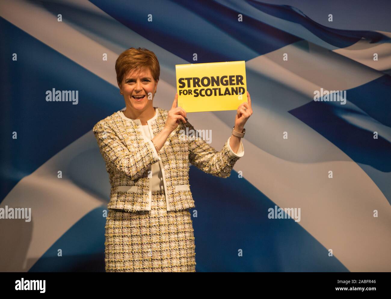 Glasgow, Royaume-Uni. 27 novembre 2019. Premier Ministre de l'Écosse et leader du Parti National Écossais, Nicola Sturgeon, lance le SNP manifeste pour les élections générales de 2019, lors d'une fête rassemblement à Glasgow. Crédit : Jeremy Sutton-Hibbert/ Alamy Live News. Banque D'Images