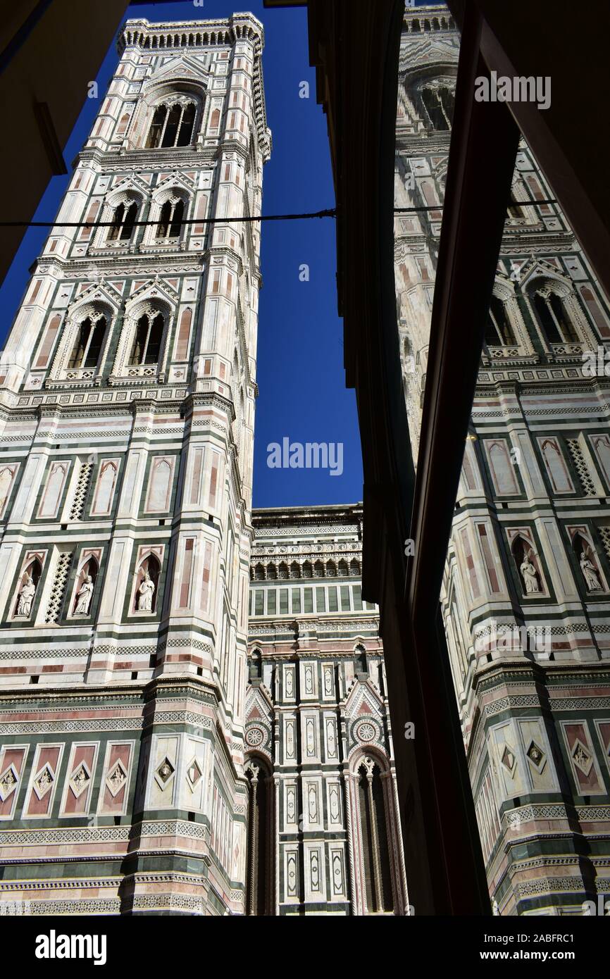 Campanile de Giotto (la cathédrale Santa Maria del Fiore clocher) à partir de la rue voisine avec la réflexion du verre. Florence, Italie. Banque D'Images