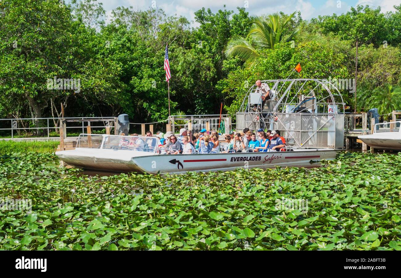 Airboat plein de touristes part pour l'excursion dans le Parc National de Everlades en Floride, USA Banque D'Images