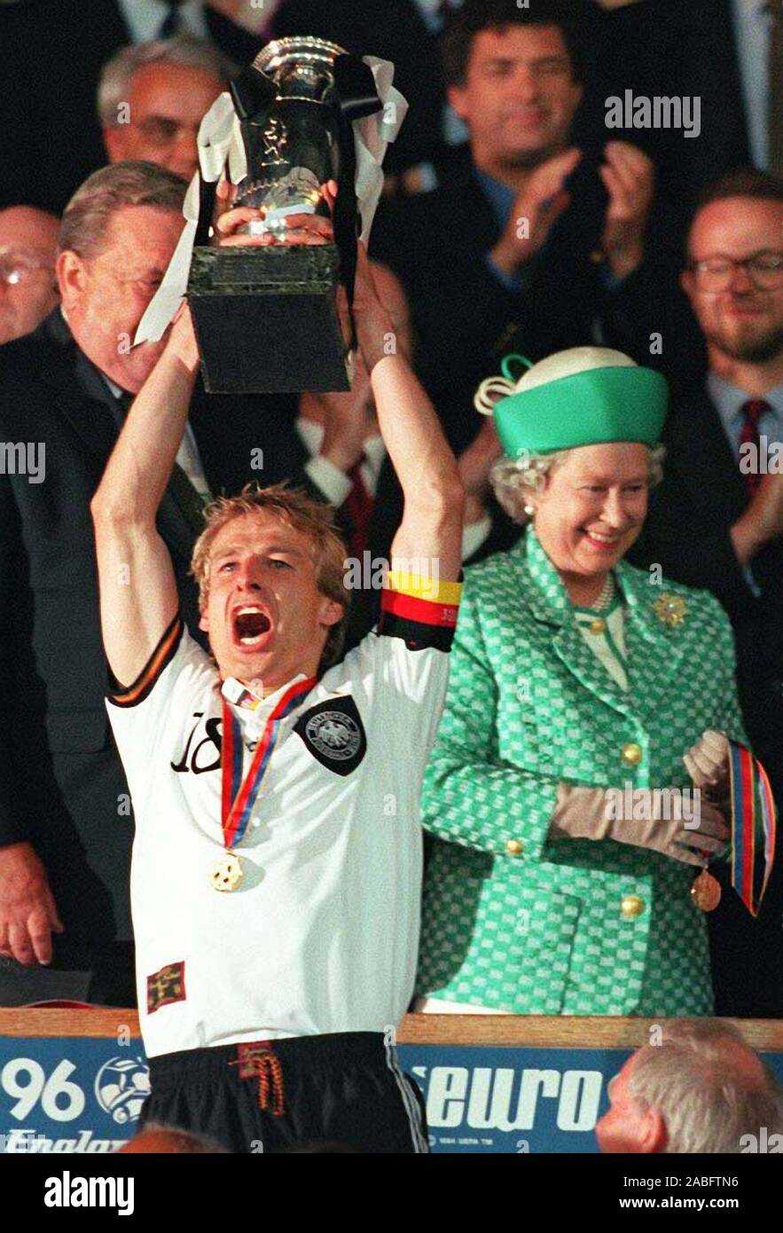 Firo : Football, 30.06.1996 Championnat d'Europe Championnat d'Europe Euro 1996 Finale Finale Allemagne - République Tchèque 2 : 1 nV le champion européen cérémonie Jurgen Klinsmann avec Trophy par la Reine Elisabeth 2 | Le monde d'utilisation Banque D'Images