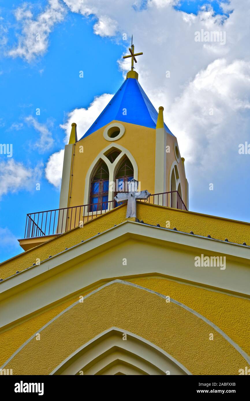 Église catholique colorés de St Nicolas avec haut bleu distinctif de tower.Situé dans la principale rue commerçante du centre de la capitale Argostoli. Banque D'Images