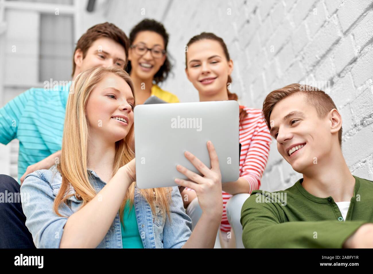 Les élèves du secondaire avec les tablettes électroniques Banque D'Images