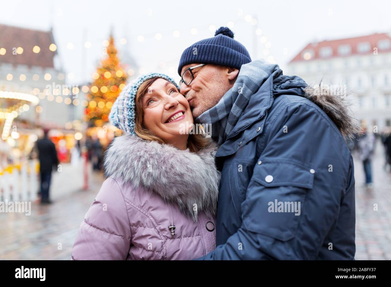 Happy senior couple at Christmas market Banque D'Images