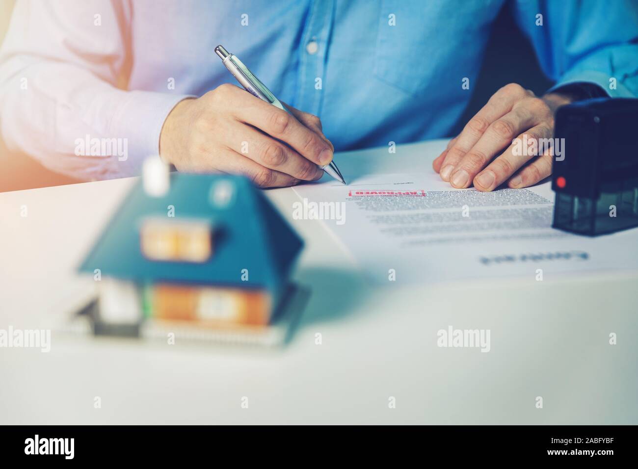 Signe de l'homme approuvé maison familiale contrat hypothécaire Banque D'Images