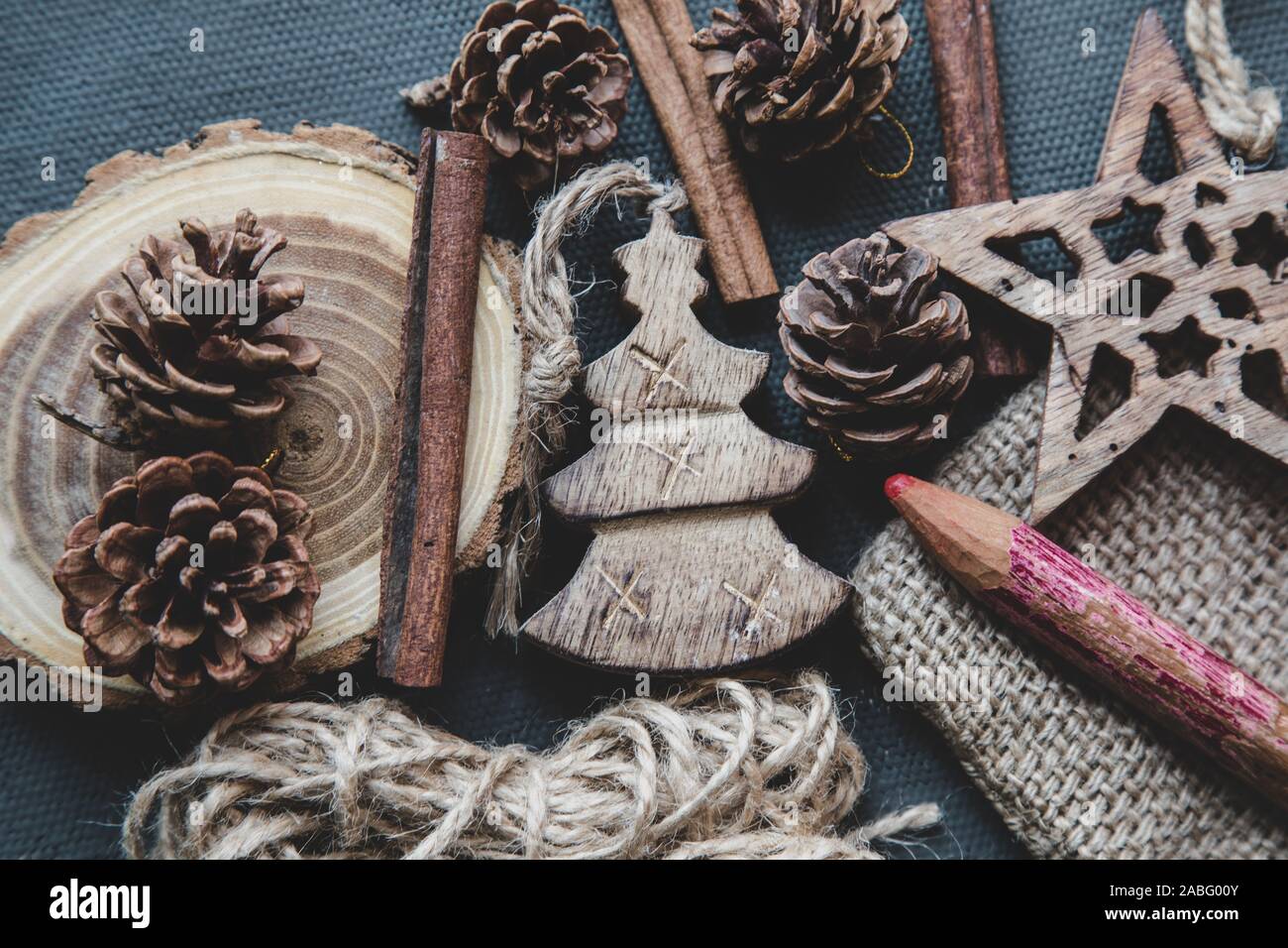 Gingerbread cookies de Noël arbre de Noël en bois et les jouets Banque D'Images