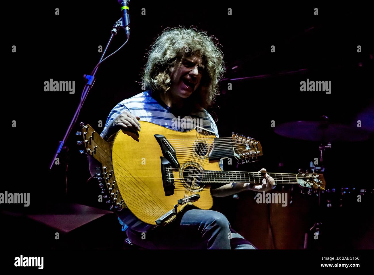 Bologne, Italie. 26 Nov, 2019. Le légendaire guitariste rock Pat Metheny, gagnant d'une vingtaine de Grammy Awards, apporte sa guitare à six cordes avec son harmonie au centre de la scène du Festival de Jazz de Bologne pour un show unique et poétique. (Photo de Luigi Rizzo/Pacific Press) Credit : Pacific Press Agency/Alamy Live News Banque D'Images