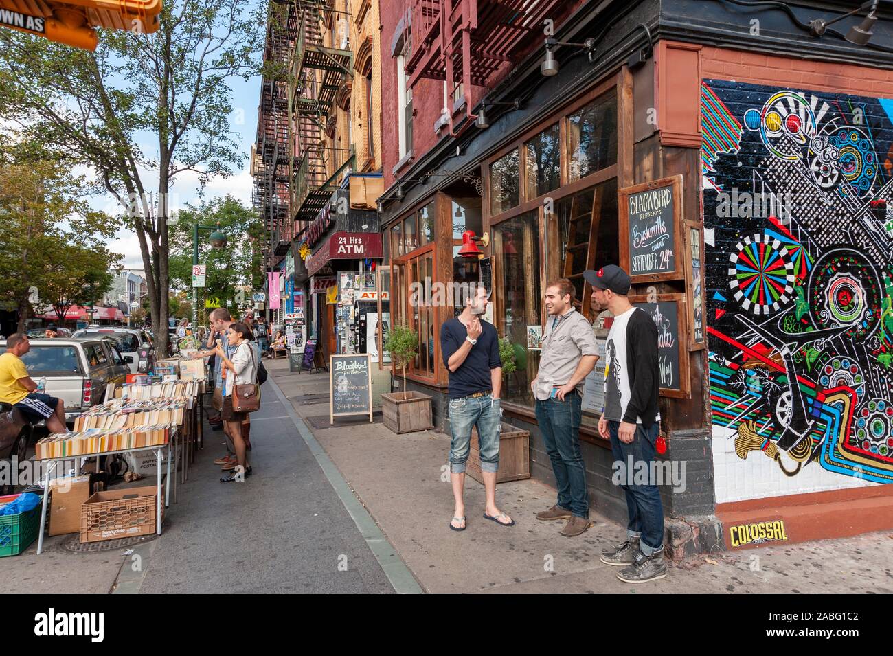 Les jeunes branchés sur Bedford Avenue, à Brooklyn, New York City, USA Banque D'Images