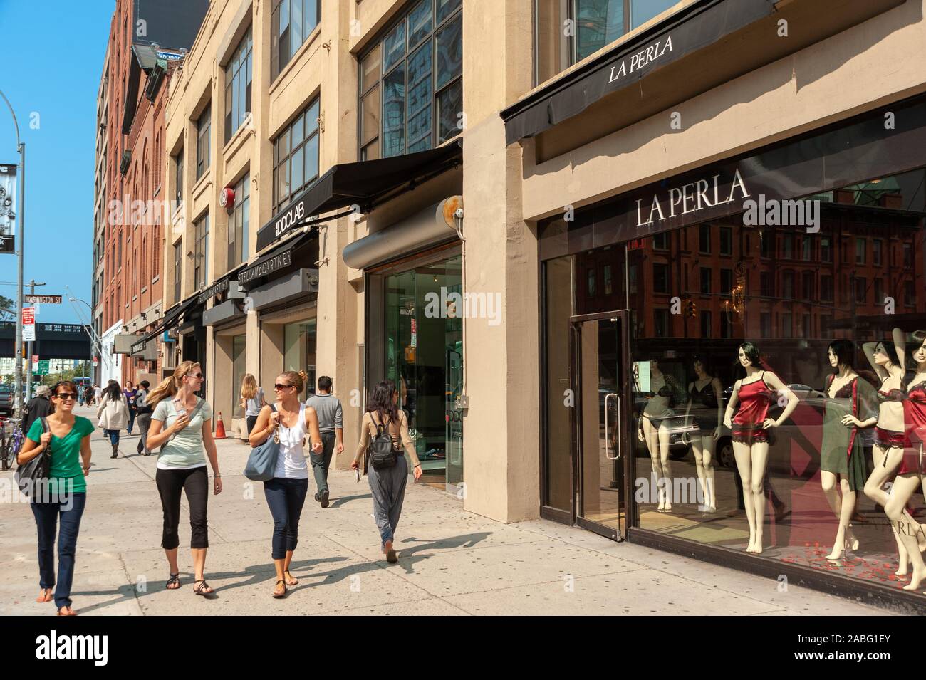 Les femmes shopping sur West 14th Street dans le Meatpacking District, New York City, USA Banque D'Images