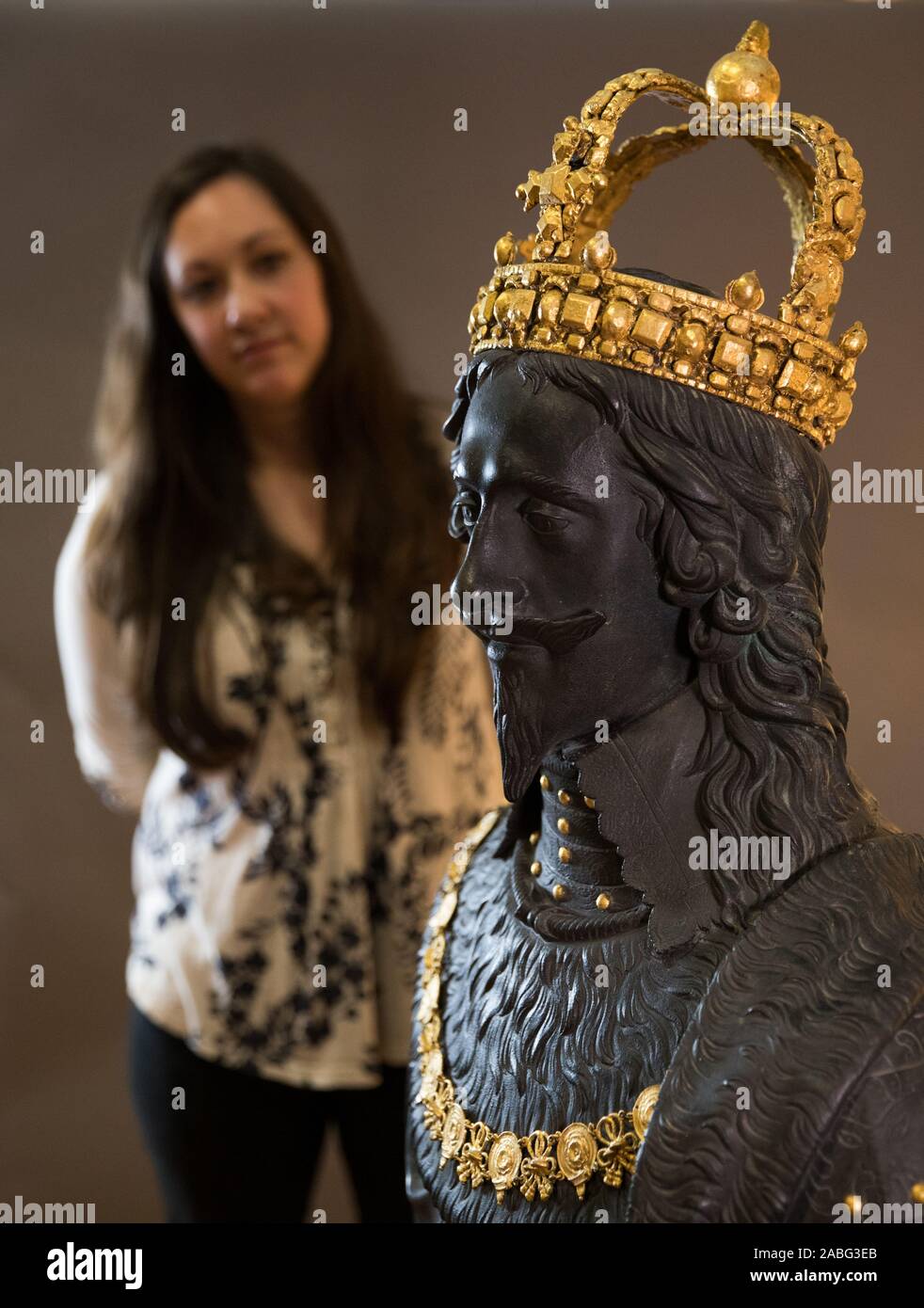 Portia Tremlett, agent d'engagement du programme public pour le Musée Novium, regarde la croix du marché d'origine de la sculpture, un buste du roi Charles I par Hubert Le Sueur, comme il revient à la maison à Chichester, où il sera exposé au Musée Novium en prêt à partir de la Tate Britain. Banque D'Images