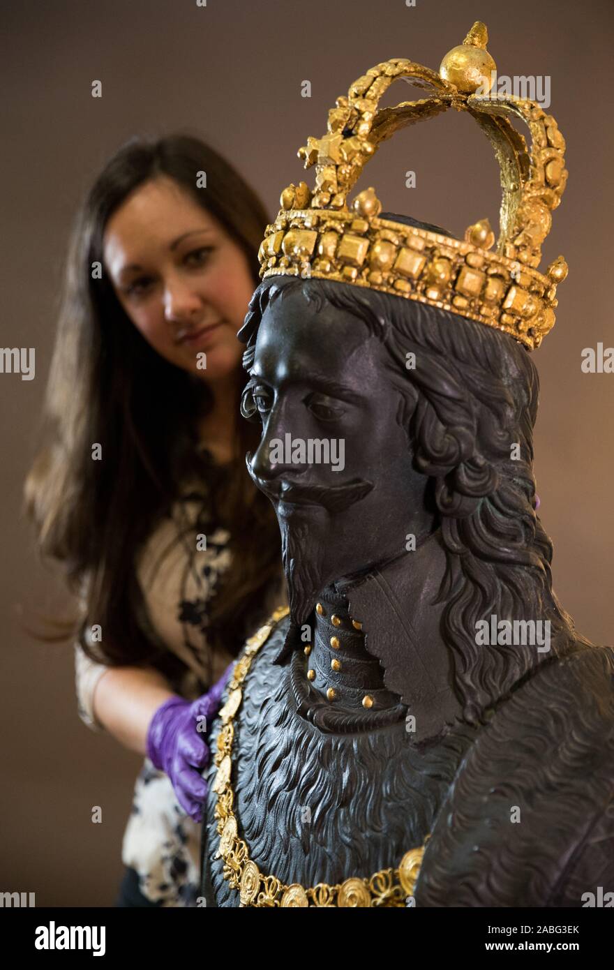Portia Tremlett, agent d'engagement du programme public pour le Musée Novium, regarde la croix du marché d'origine de la sculpture, un buste du roi Charles I par Hubert Le Sueur, comme il revient à la maison à Chichester, où il sera exposé au Musée Novium en prêt à partir de la Tate Britain. Banque D'Images