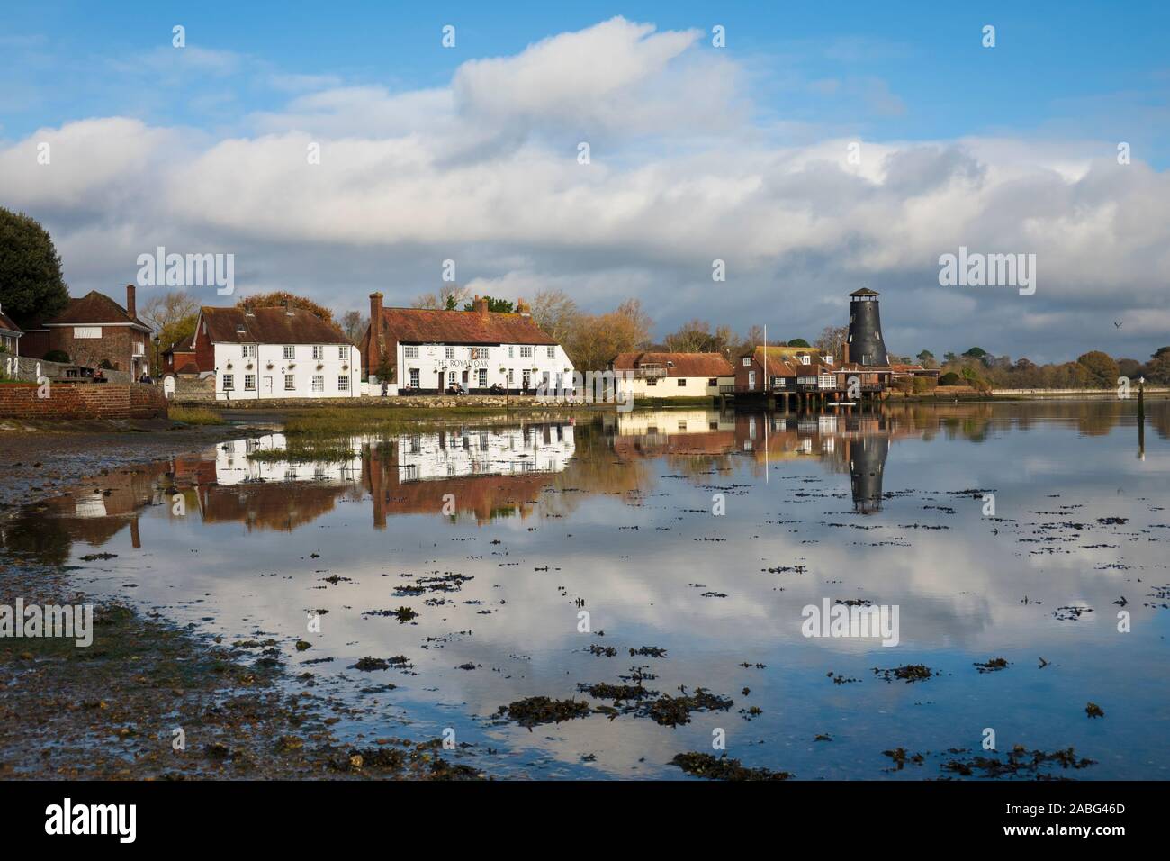 Le port de Langstone avec le pub Royal Oak, Langstone, Havant, Hampshire, Angleterre, Royaume-Uni, Europe Banque D'Images