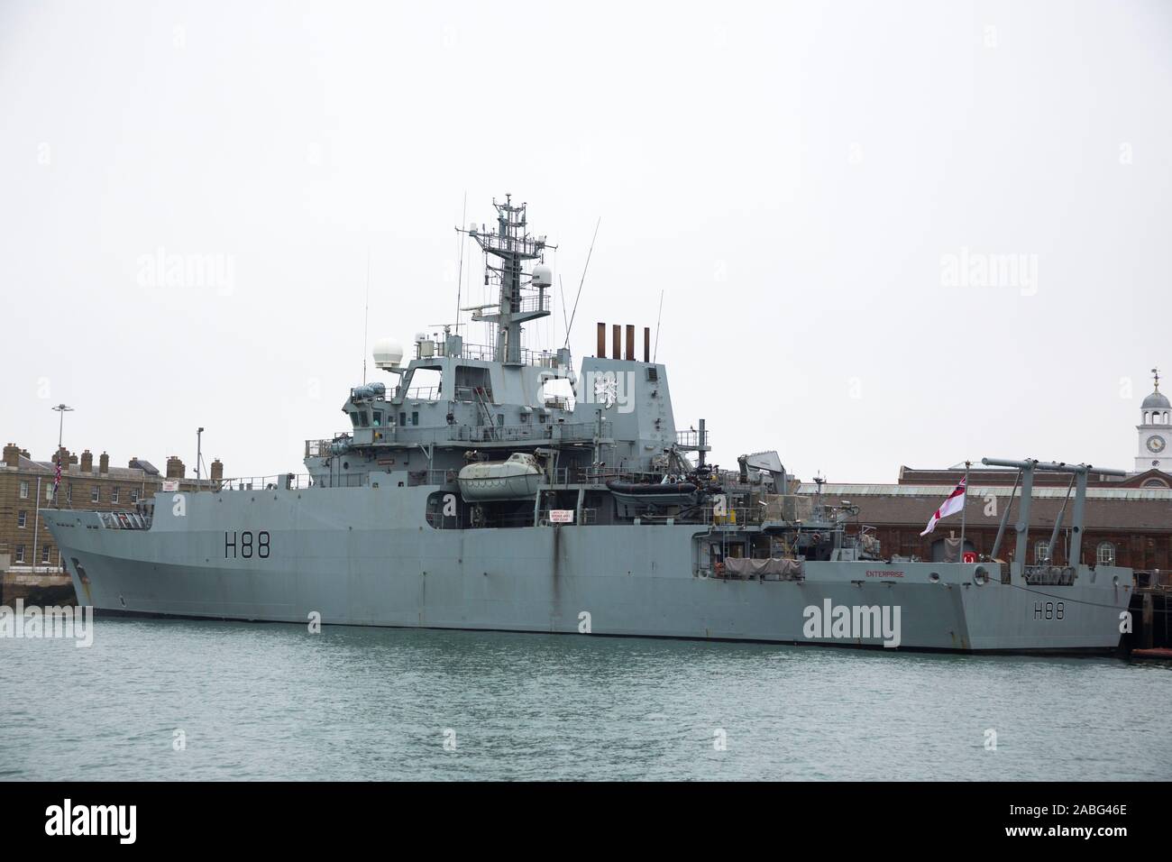 Navire HMS Enterprise (H88) / navire, amarré à ses Majestés Naval Base / Portsmouth dockyard UK. Le navire sert de base flottante pour les activités de lutte contre les mines.Le côté du navire amarré au quai est en fait le côté tribord. (105) Banque D'Images