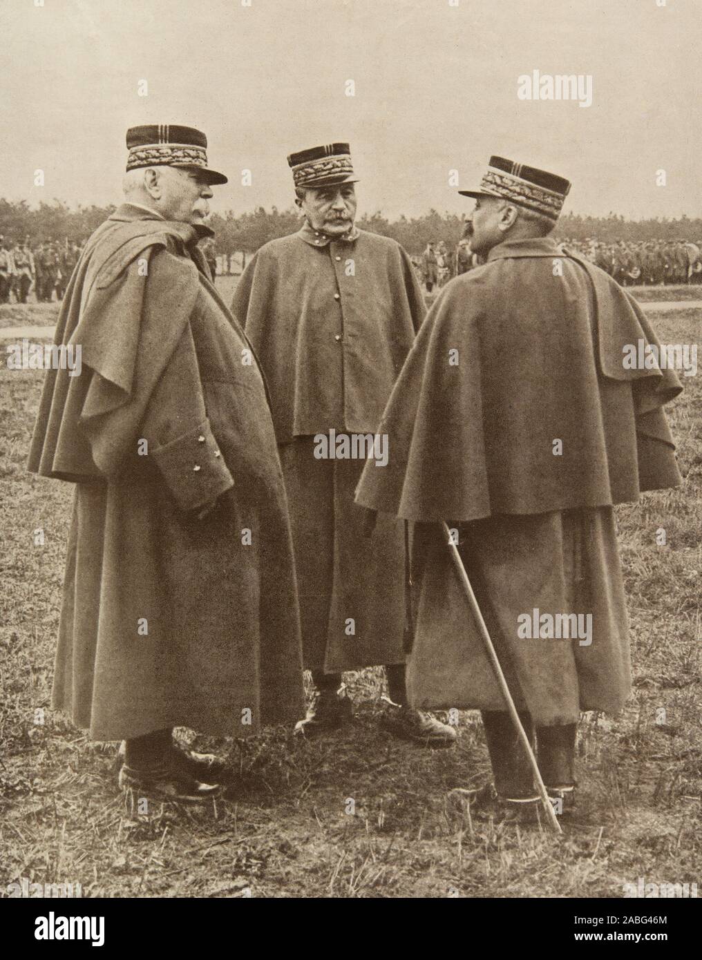 Photographie , Conversation entre le général Joffre , le général de Langle de Cary et le Général Guillaumat durant la première guerre mondiale ( 1915 ) Banque D'Images