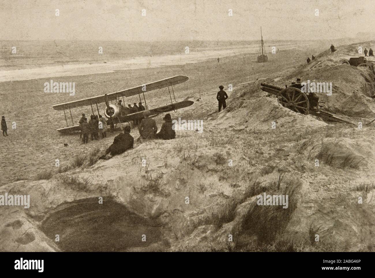 Photographie , dans les dunes sur la côte belge , un avion anglais sur la plage après une reconnaissance 1915 Banque D'Images
