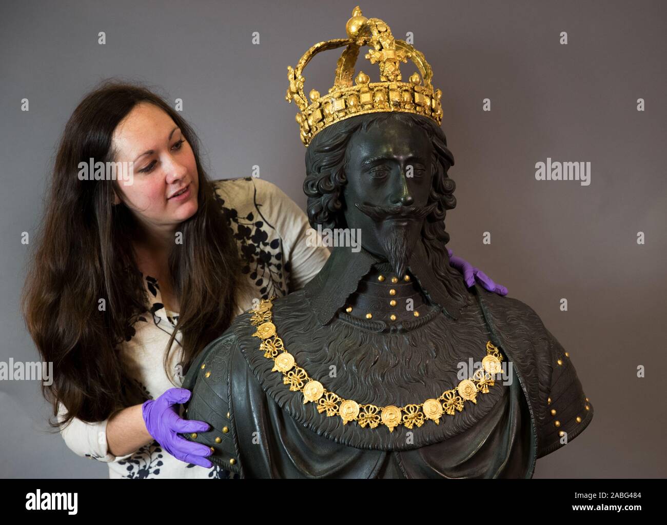 Portia Tremlett, agent d'engagement du programme public pour le Musée Novium, regarde la croix du marché d'origine de la sculpture, un buste du roi Charles I par Hubert Le Sueur, comme il revient à la maison à Chichester, où il sera exposé au Musée Novium en prêt à partir de la Tate Britain. Banque D'Images