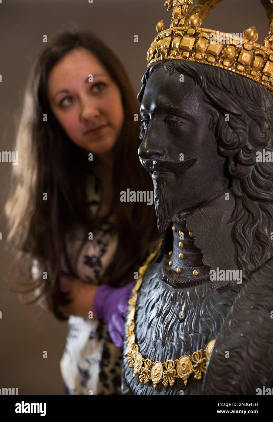 Portia Tremlett, agent d'engagement du programme public pour le Musée Novium, regarde la croix du marché d'origine de la sculpture, un buste du roi Charles I par Hubert Le Sueur, comme il revient à la maison à Chichester, où il sera exposé au Musée Novium en prêt à partir de la Tate Britain. Banque D'Images