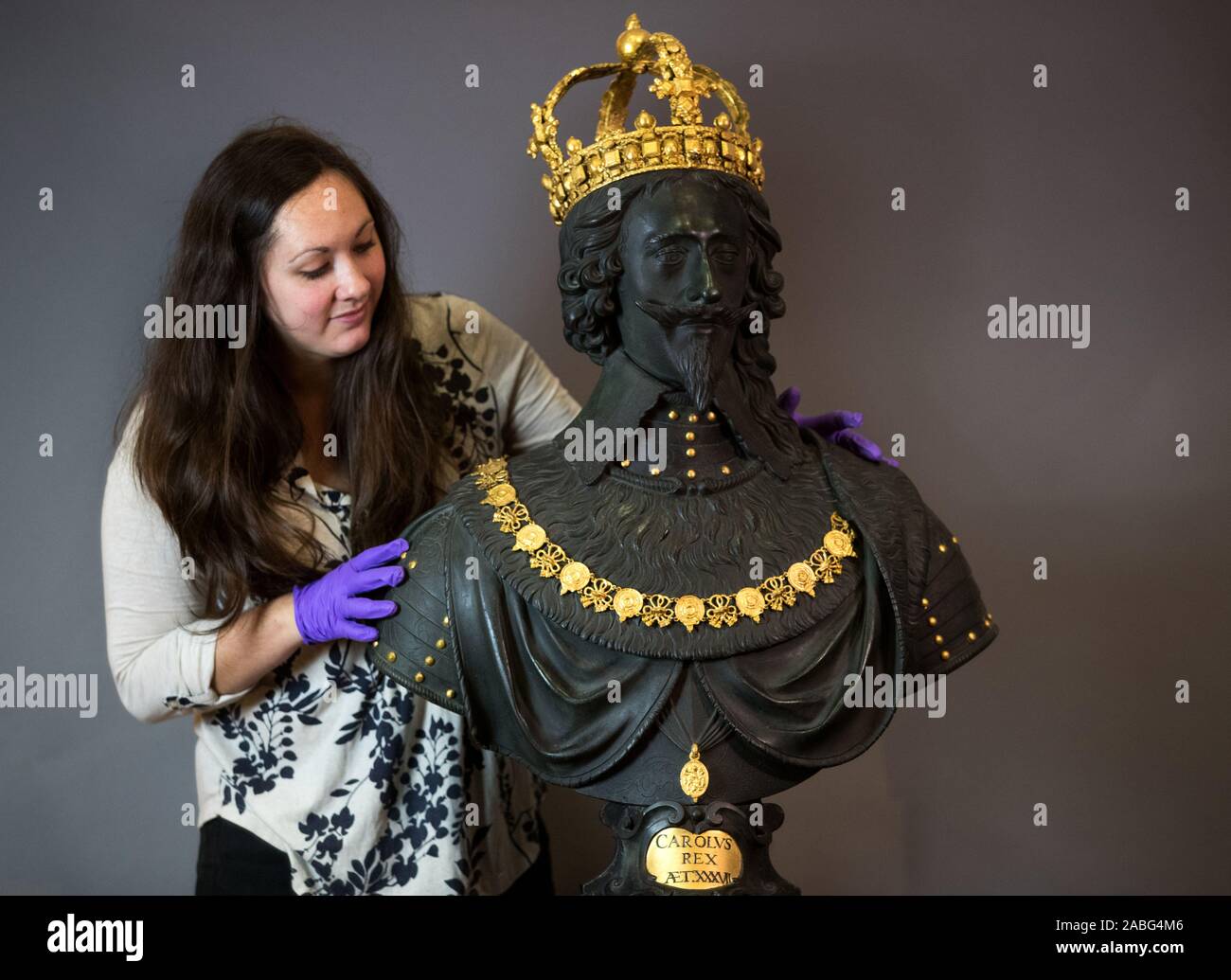 Portia Tremlett, agent d'engagement du programme public pour le Musée Novium, regarde la croix du marché d'origine de la sculpture, un buste du roi Charles I par Hubert Le Sueur, qu'elle retourne à sa maison d'origine dans la région de Chichester, où il sera exposé au Musée Novium en prêt à partir de la Tate Britain. Banque D'Images