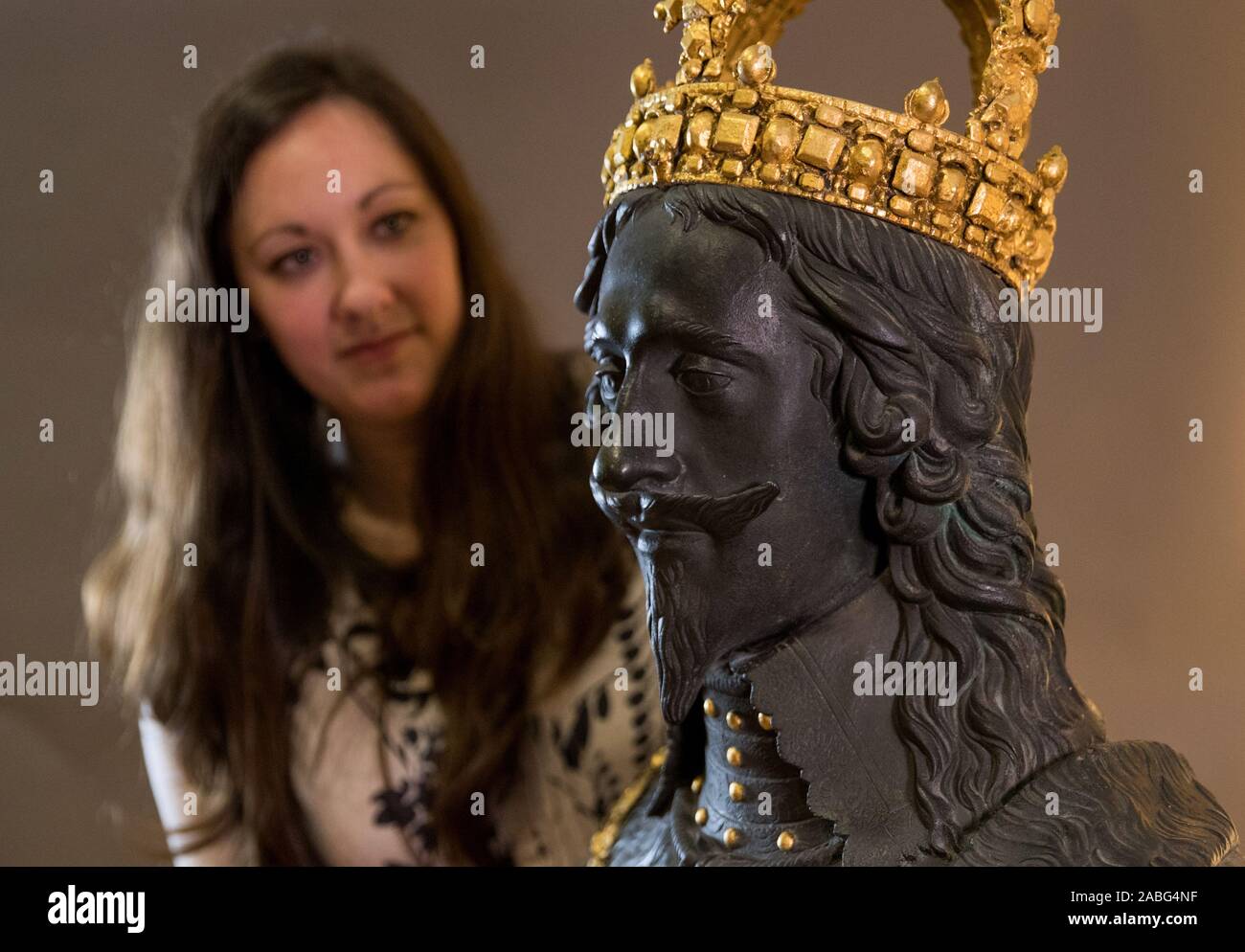 Portia Tremlett, agent d'engagement du programme public pour le Musée Novium, regarde la croix du marché d'origine de la sculpture, un buste du roi Charles I par Hubert Le Sueur, qu'elle retourne à sa maison d'origine dans la région de Chichester, où il sera exposé au Musée Novium en prêt à partir de la Tate Britain. Banque D'Images