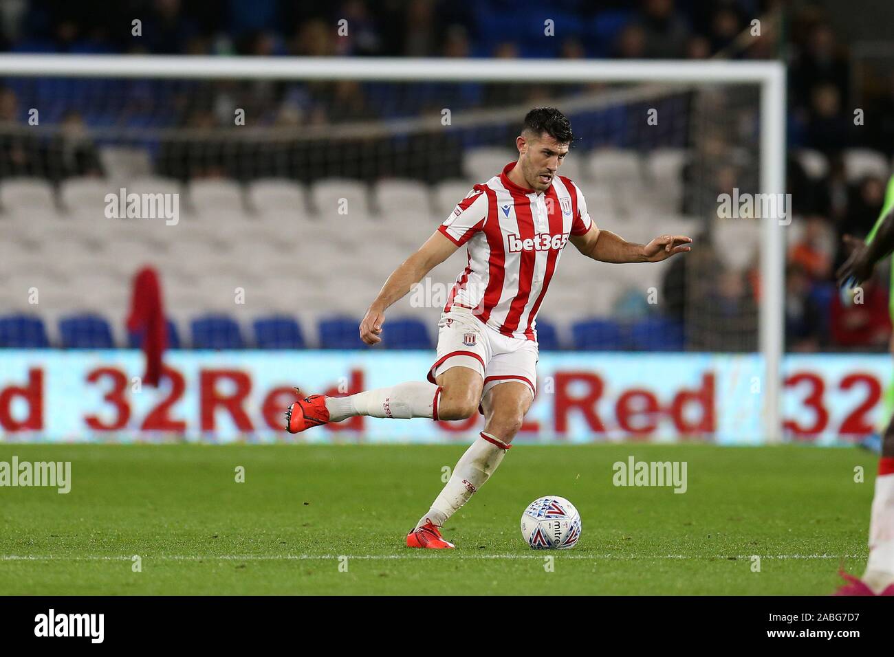 Cardiff, Royaume-Uni. 26 Nov, 2019. Danny Batth de Stoke City en action. Match de championnat Skybet EFL, Cardiff City v Stoke City à la Cardiff City Stadium le mardi 26 novembre 2019. Cette image ne peut être utilisé qu'à des fins rédactionnelles. Usage éditorial uniquement, licence requise pour un usage commercial. Aucune utilisation de pari, de jeux ou d'un seul club/ligue/dvd publications. Photos par Andrew Andrew/Verger Verger la photographie de sport/Alamy live news Crédit : Andrew Orchard la photographie de sport/Alamy Live News Banque D'Images