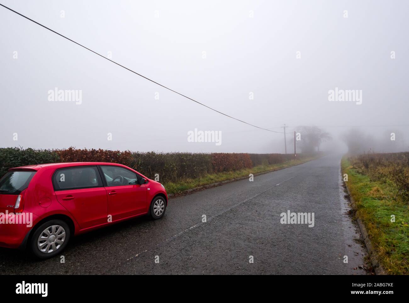 East Lothian, Royaume-Uni. 27 novembre 2019. Météo au Royaume-Uni : après 3 jours de forte pluie, le mauvais temps se poursuit avec un brouillard épais, ce qui entraîne des conditions de conduite difficiles avec une visibilité à seulement quelques centaines de pieds sur les petites routes de campagne Banque D'Images