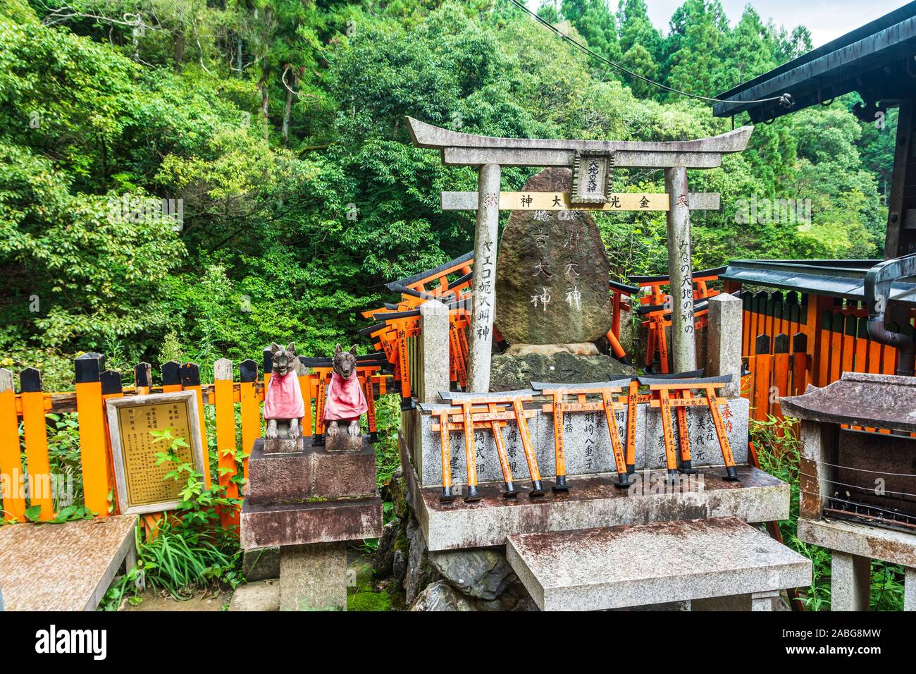 Kyoto, Fushimi ku,Japon, Asie - 5 septembre 2019 : petits Torii Gates et les renards à l'Fushimi Inari taisha, Banque D'Images