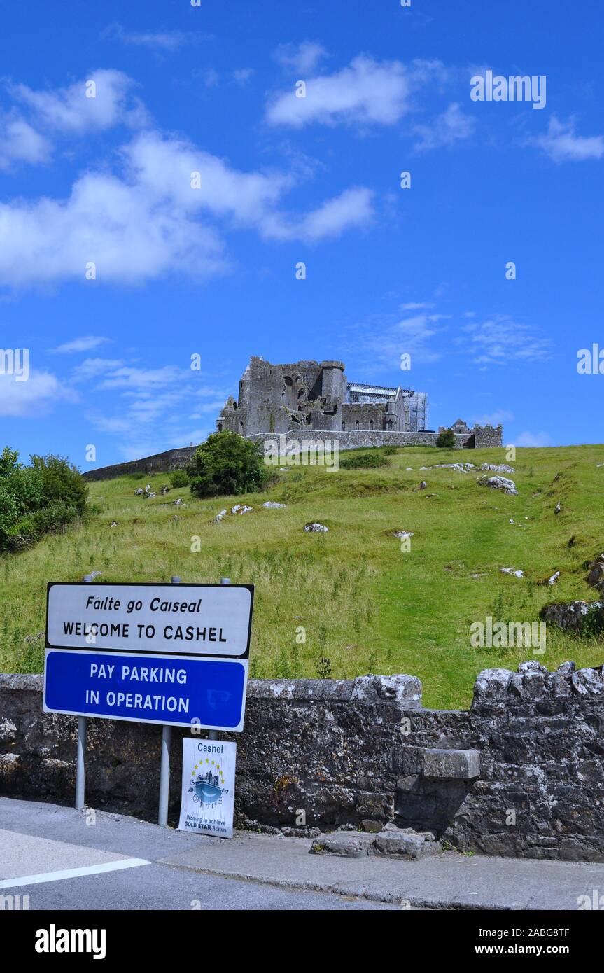 Tipperary Cashel Co., République d'Irlande le 07 juin 2016 : Vue de la ville château 'le rocher' depuis le parking Banque D'Images