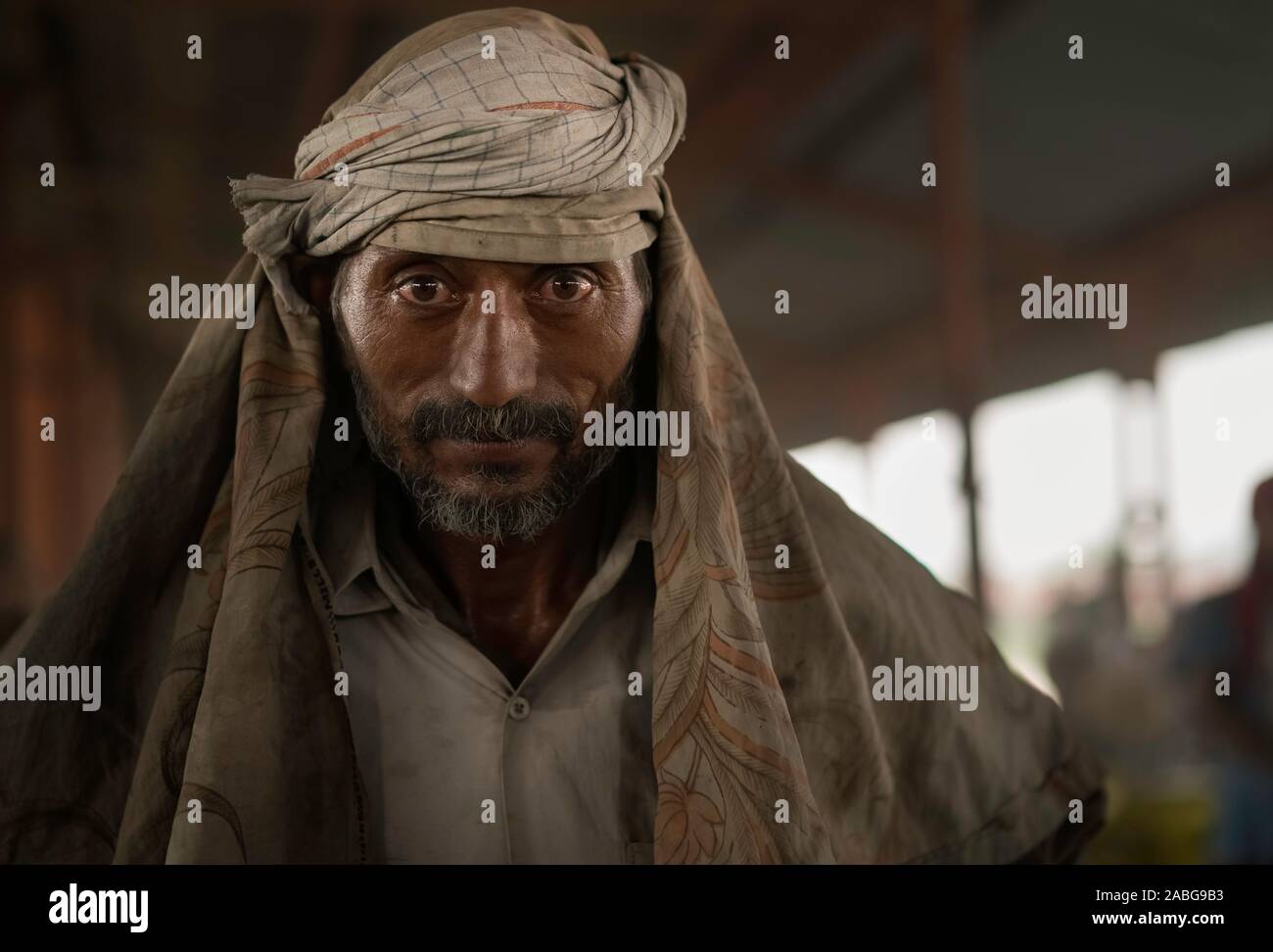 MATHURA, INDE - Le 12 octobre 2019 : Portrait d'un homme portant seulement foulard et le cou et de protection en tissu devrait aller de sacs de ciment à partir de t Banque D'Images