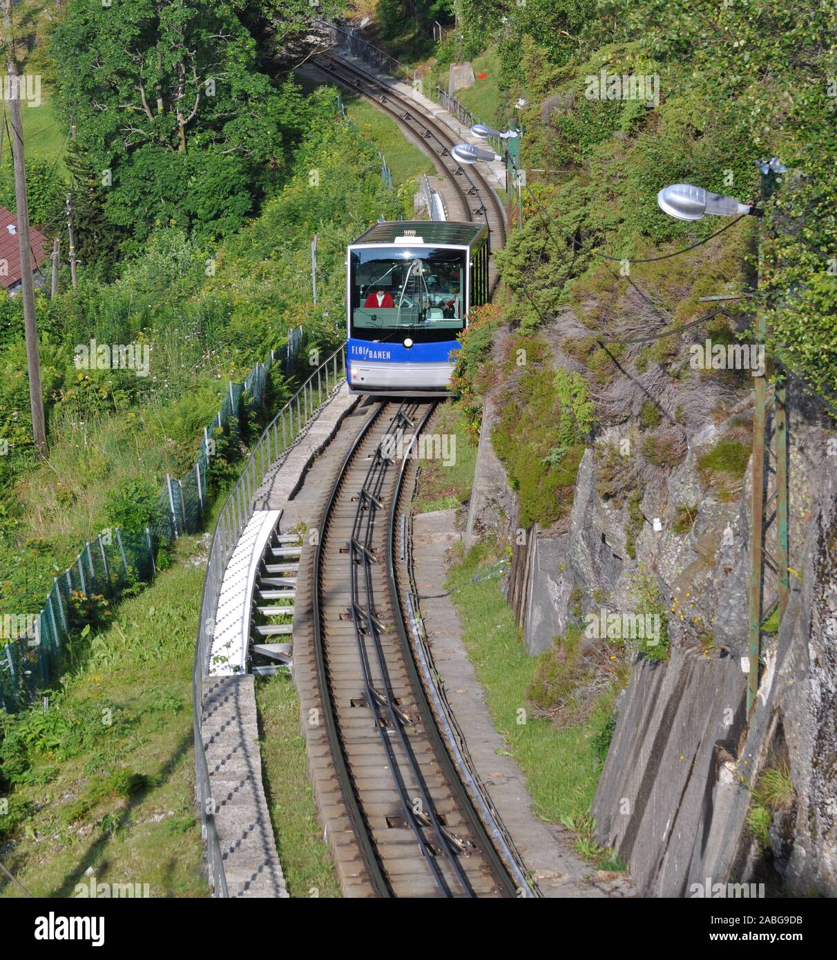 Bergen, Norvège Europe 11 juillet 2013 : funiculaire Fløibanen de Bergen et Bryggyn au sommet d'une colline vue du Mont Fløyen Banque D'Images