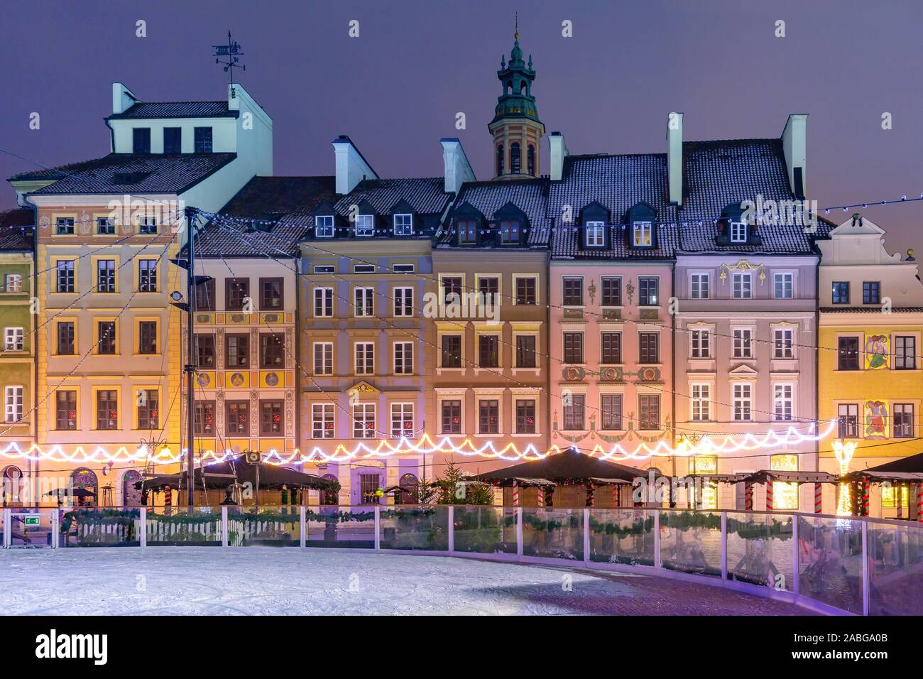Place du marché de la vieille ville aux maisons colorées au cours de matin heure bleue, Varsovie, Pologne. Banque D'Images