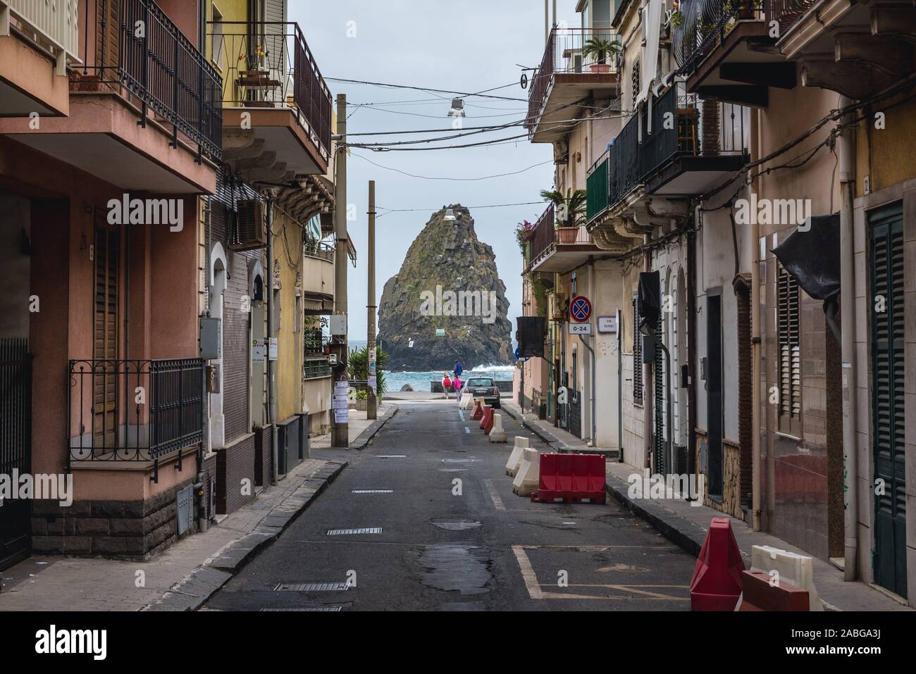 Rue de Aci Trezza ville, une frazione de Aci Castello comune près de Catania sur l'île de Sicile en Italie - mer Îles cyclopéen sur fond de pile Banque D'Images