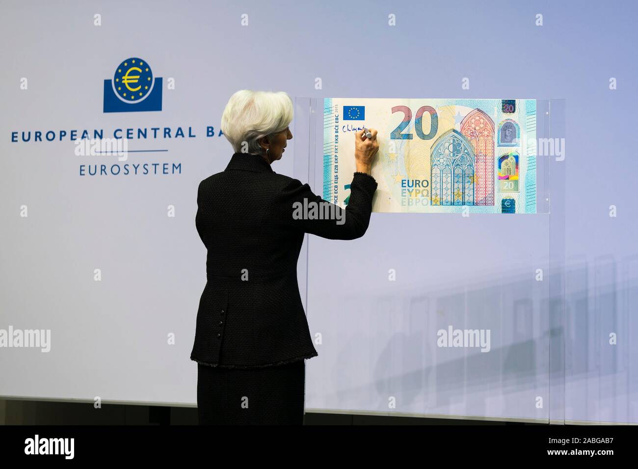 Francfort, Allemagne. 27 Nov, 2019. Le nouveau président de la Banque centrale européenne (BCE) Christine Lagarde écrit sa signature sur un billet de 20 Euro display au siège de la BCE à Francfort, Allemagne, le 27 novembre 2019. Lagarde a signé ici le mercredi des billets en euros, s'engageant à entretenir et maintenir la confiance des citoyens européens dans la monnaie unique. Pour un usage éditorial uniquement. Pas À VENDRE À DES FINS DE MARKETING OU DE CAMPAGNES PUBLICITAIRES. Source : Xinhua/Alamy Live News Banque D'Images