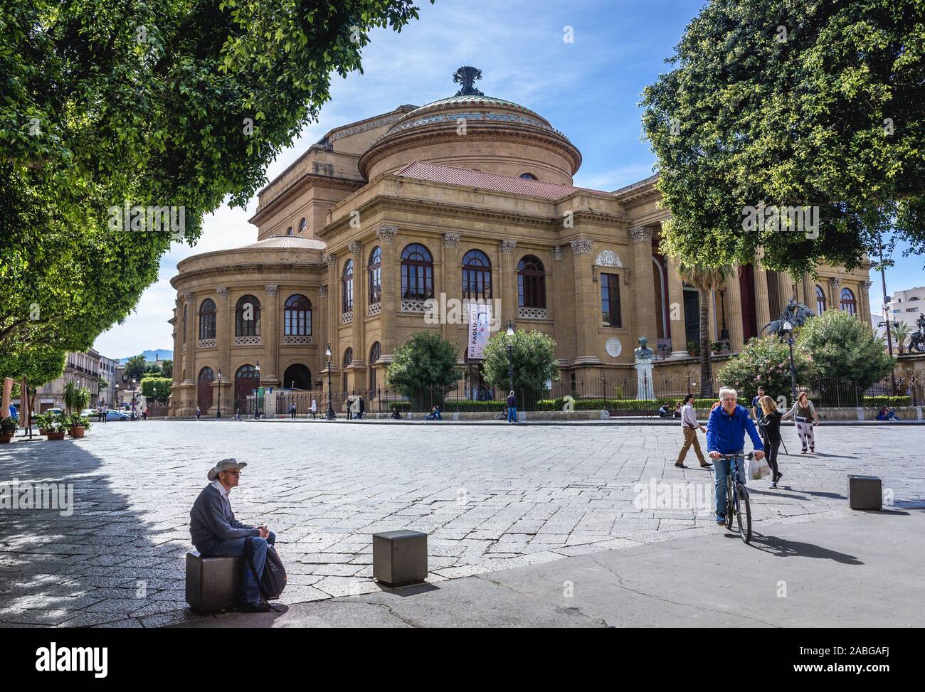 Teatro Massimo Vittorio Emanuele sur la Piazza Verdi à Palerme, ville du sud de l'Italie, la capitale de la région autonome de Sicile Banque D'Images