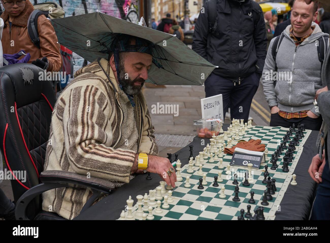 Joueur d'échecs de la rue brick lane Banque D'Images