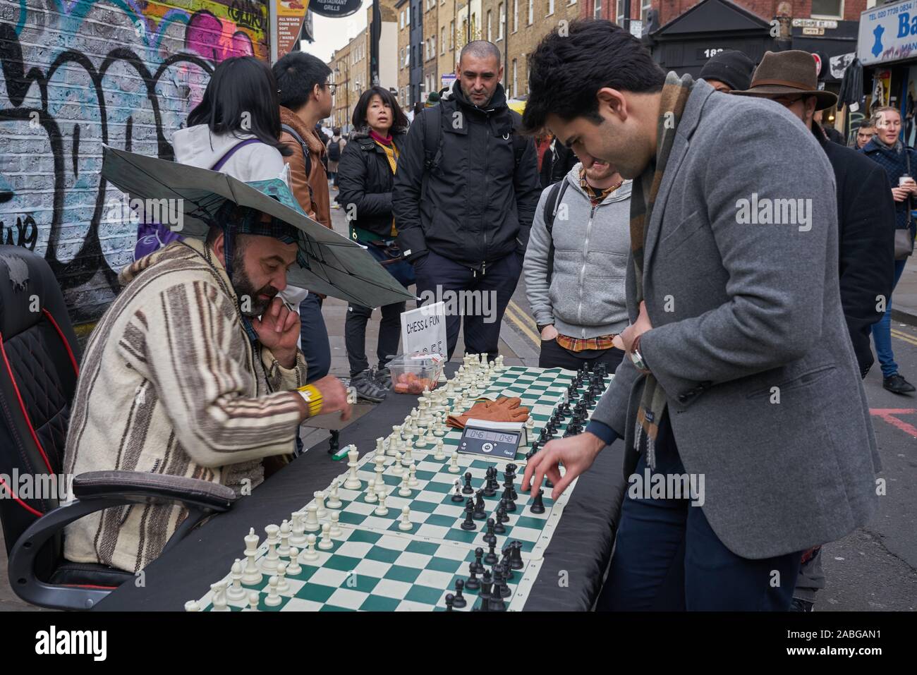 Joueur d'échecs de la rue brick lane Banque D'Images