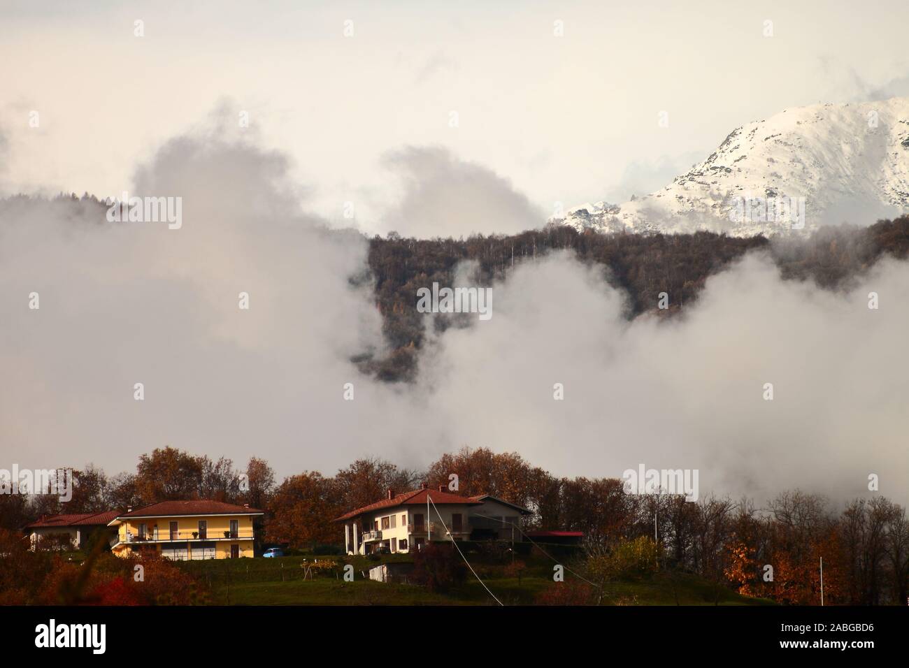 Humeur d'automne dans un village de montagne entre la brume et la neige Banque D'Images