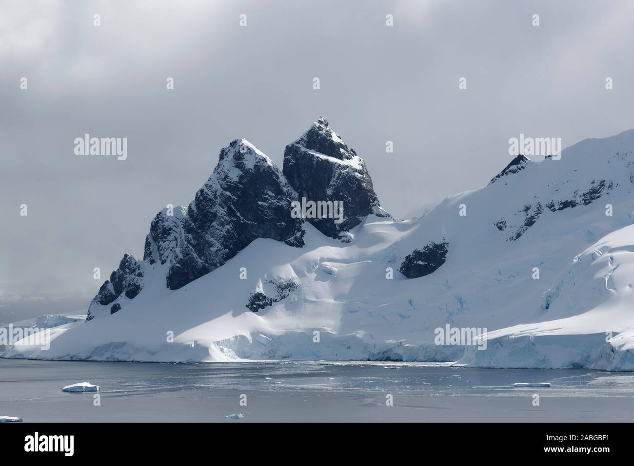 An der Küste von Île Danco, Grahamland, Antarktische Halbinsel. La côte de l'Île Danco, Antarctique. Banque D'Images